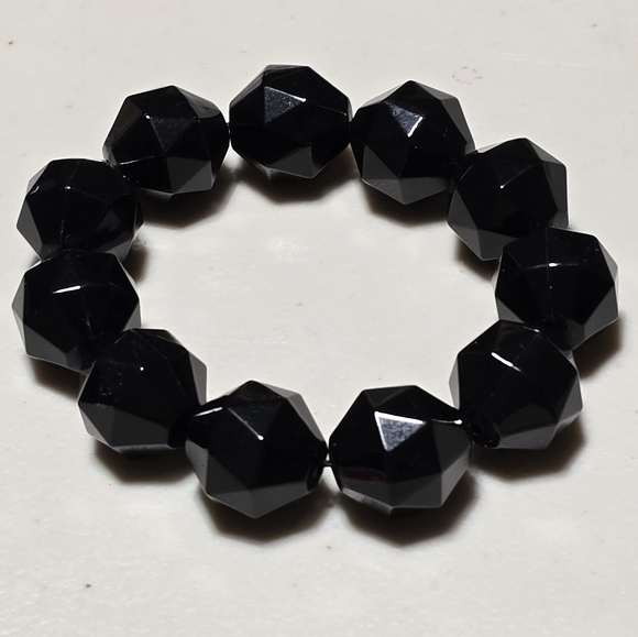 Beautiful Vintage Stretch Black Plastic Facited Bead Bracelet 14 - Picture 1 of 2